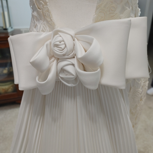 VINTAGE 90'S DEMETRIOS LACE OVERLAY WEDDING DRESS WITH TRANE, OFF-WHITE/WHITE 10 - Picture 11 of 16